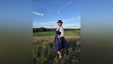 Ingrid Hupf l&auml;sst frischen Wind &uuml;ber so manche verstaubte Votivtafel wehen und macht damit echte Sch&auml;tze sichtbar. Hier ist sie im Dirndl &bdquo;von der Stange&ldquo; und den extra f&uuml;r sie angefertigten Damenhut aus Hasenvelour.
