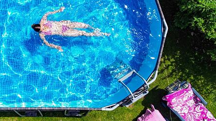 Angesichts der anhaltenden Trockenheit bittet der Landkreis Deggendorf seine B&uuml;rger, das Bef&uuml;llen von Pools zu verschieben.