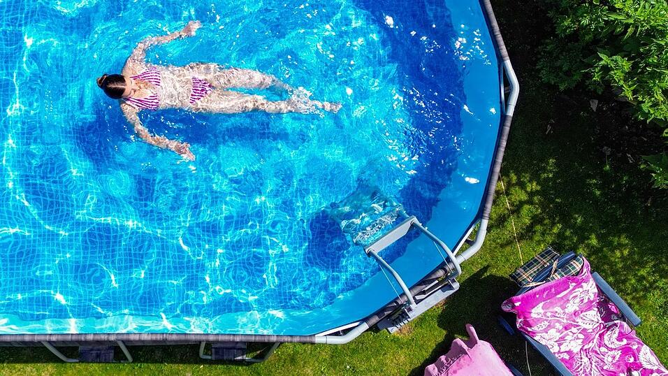 Angesichts der anhaltenden Trockenheit bittet der Landkreis Deggendorf seine Bürger, das Befüllen von Pools zu verschieben. Angesichts der anhaltenden Trockenheit bittet der Landkreis Deggendorf seine Bürger, das Befüllen von Pools zu verschieben.