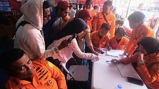 Nach einem F&auml;hrungl&uuml;ck in Indonesien werden zahlreiche Menschen vermisst.