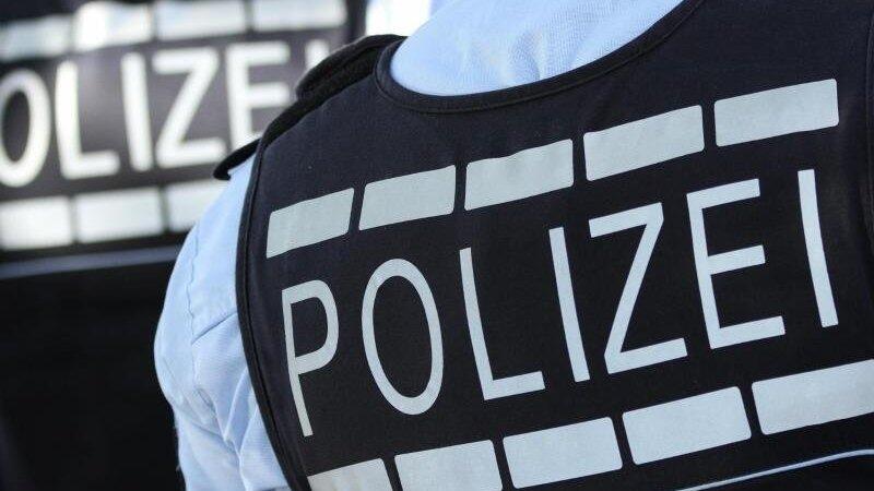 Die Polizisten mussten den Mann festnehmen. Er attackierte die Beamten währenddessen. (Symbolbild) Die Polizisten mussten den Mann festnehmen. Er attackierte die Beamten währenddessen. (Symbolbild)