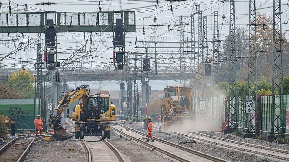 Auf der Riedbahn zwischen Frankfurt und Mannheim wurde bereits gebaut - viele weitere Generalsanierungen werden sich dagegen deutlich verzögern. (Archivbild) Auf der Riedbahn zwischen Frankfurt und Mannheim wurde bereits gebaut - viele weitere Generalsanierungen werden sich dagegen deutlich verzögern. (Archivbild)