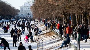 Winterjacke, Schal, M&uuml;tze, Handschuhe: Bei eisigen Temperaturen sollte man sich in Bayern weiter warm einpacken.