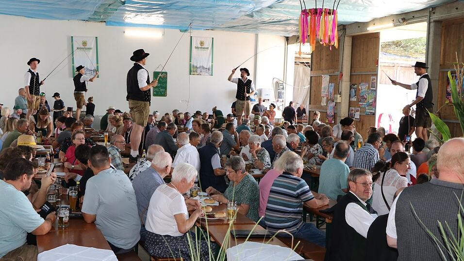 Zahlreiche Gäste kamen wieder zum Hoffest - hier beim Auftritt der Goasslschnalzer. Zahlreiche Gäste kamen wieder zum Hoffest - hier beim Auftritt der Goasslschnalzer.