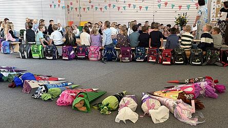 Mit Ranzen und Schultüten sind sie angekommen: Gespannt warten die Erstklässler der Grundschule Mitterfels-Haselbach in der Turnhalle, bis sie endlich ins Klassenzimmer gehen dürfen. Mit Ranzen und Schultüten sind sie angekommen: Gespannt warten die Erstklässler der Grundschule Mitterfels-Haselbach in der Turnhalle, bis sie endlich ins Klassenzimmer gehen dürfen.