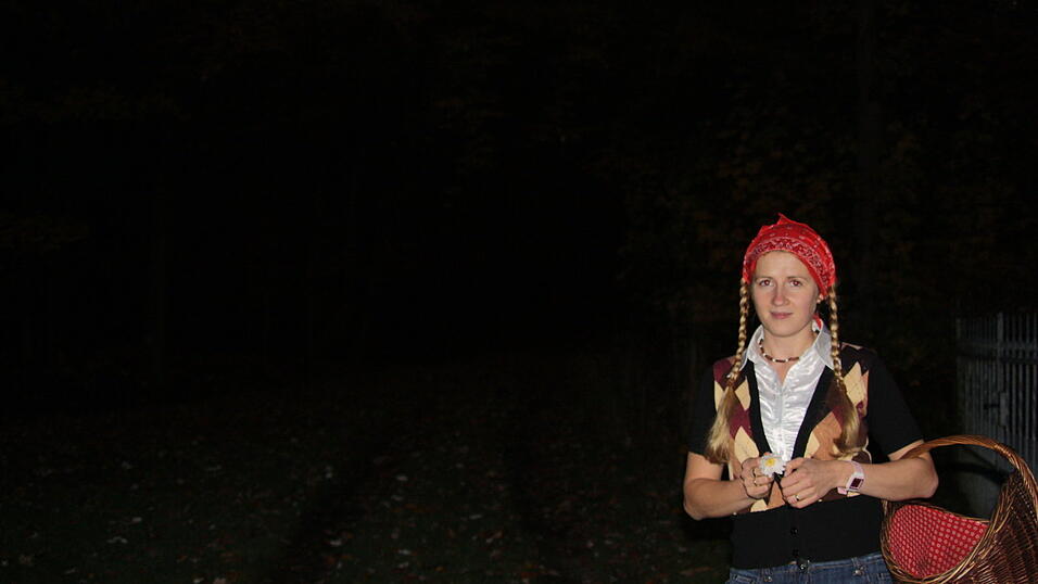 Inga steht vor dem dunklen Wald...