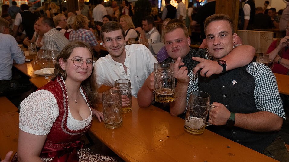 Die Partybilder vom Montag, 14. August 2023, aus dem Festzelt Greindl. Die Partybilder vom Montag, 14. August 2023, aus dem Festzelt Greindl.
