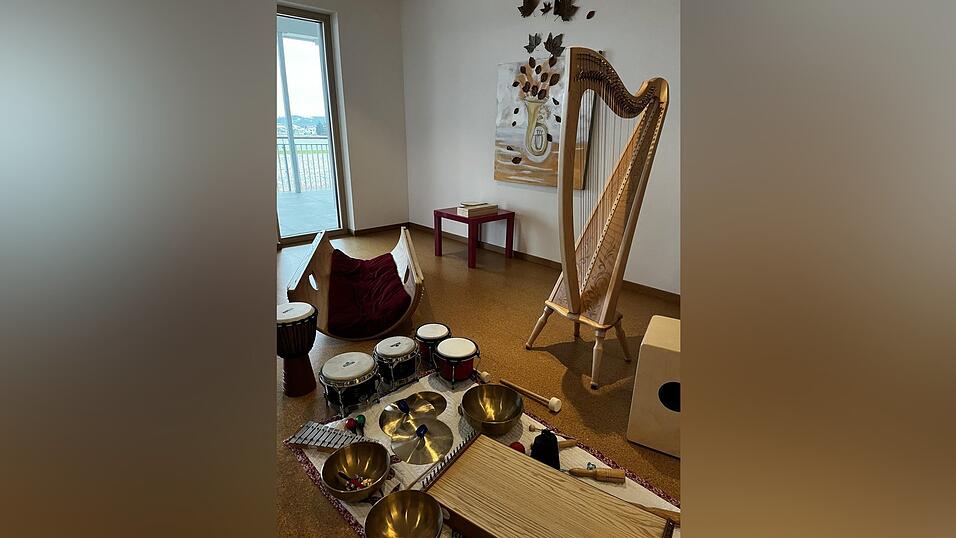 Im Musikzimmer stehen viele Instrumente zur Auswahl.