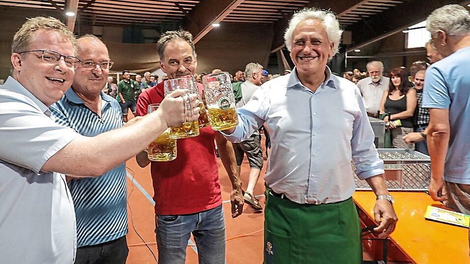 Freuen sich nach gelungenem Schank- und Anzapfkurs auf das 6. Hallertauer Bierfestival (v.l.): B&uuml;rgermeister Mathias Kern, die Festival-Organisatoren Alexander Herzog und Bernhard Nieder sowie Landrat Helmut Petz, der Schirmherr der Veranstaltung.