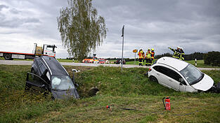 Beide Autos sind Totalschäden. 