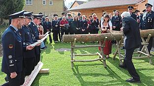 Die Festleiter sangen kniend den K&ouml;nigsjodler, bis der Baum schlie&szlig;lich zers&auml;gt war.