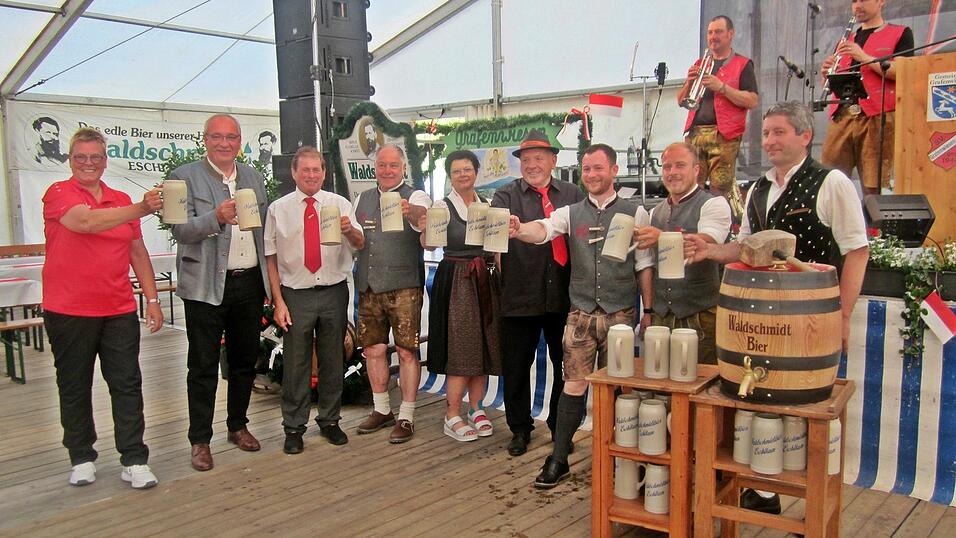 'Prost!' Stießen mit den ersten Krügen Festbier auf ein guten Gelingen an (v.l.n.r.): Bürgermeisterin Sabine Steinlechner, Landrat Franz Löffler, Ehrenschirmherr Josef Dachs, SVG-Vorsitzender Michael Illichmann, Festausschussmitglied Bettina Pritzl, Schirmherr Johann Gmach, Festleiter Johannes Drexler, Festausschussmitglied Franz Brandl, Festwirt Xaver Penzkofer. 'Prost!' Stießen mit den ersten Krügen Festbier auf ein guten Gelingen an (v.l.n.r.): Bürgermeisterin Sabine Steinlechner, Landrat Franz Löffler, Ehrenschirmherr Josef Dachs, SVG-Vorsitzender Michael Illichmann, Festausschussmitglied Bettina Pritzl, Schirmherr Johann Gmach, Festleiter Johannes Drexler, Festausschussmitglied Franz Brandl, Festwirt Xaver Penzkofer.