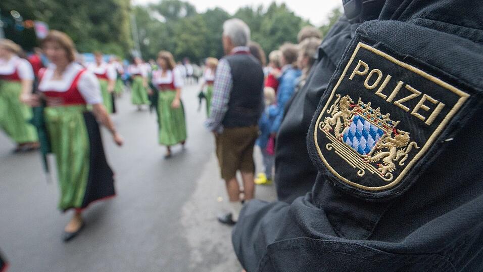 Die Ordnungsh&uuml;ter haben ein wachsames Auge auf das Geschehen rund um den Festplatz. Am meisten freut es sie, wenn sie nach zehn Tagen einen friedlichen Verlauf ohne gr&ouml;&szlig;ere Zwischenf&auml;lle melden k&ouml;nnen.