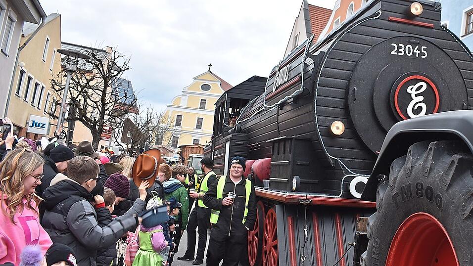 Bei aller Kritik an den riesigen Partywagen - manche Gruppierungen hatten sichtlich viel Herzblut in die Konstruktion gelegt. Und die gigantische Lokomotive, die durch den Markt fuhr, erhielt daf&uuml;r einen Jury-Preis.