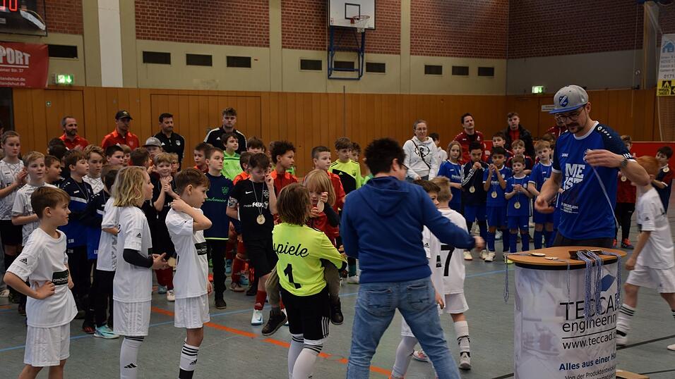 Die Verantwortlichen des SV-Oberglaim hatten bei den Siegerehrungen alle Hände voll zu tun. Die Verantwortlichen des SV-Oberglaim hatten bei den Siegerehrungen alle Hände voll zu tun.