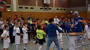 Die Verantwortlichen des SV-Oberglaim hatten bei den Siegerehrungen alle Hände voll zu tun. Die Verantwortlichen des SV-Oberglaim hatten bei den Siegerehrungen alle Hände voll zu tun.