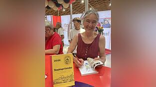 Kalenderfrau Dr. Dorit-Maria Krenn beim Signieren.