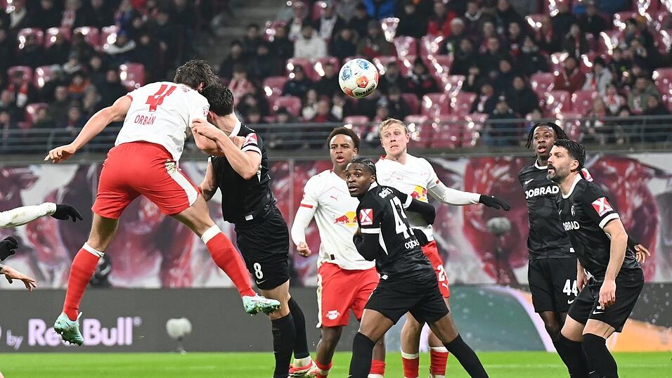 Pr&auml;zision per Kopf: Willi Orban (l) erzielt die Leipziger F&uuml;hrung.