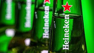 Heineken will nach eigenen Angaben jährlich 400 bis 500 Millionen Euro sparen. Heineken will nach eigenen Angaben jährlich 400 bis 500 Millionen Euro sparen.