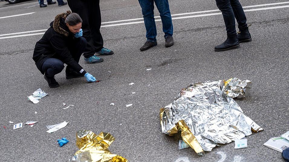 Nach dem Vorfall sichern Beamte am Tatort Spuren.
