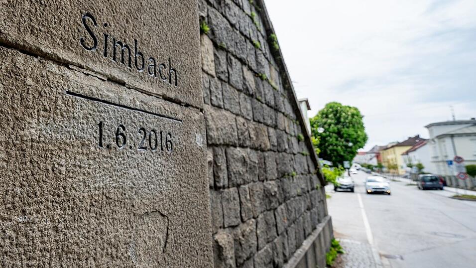 'Simbach 1.6.2016' steht an einer Markierung mit der H&ouml;he des Wasserstands in dem von der Flut betroffenen Ortsteil. Vor f&uuml;nf Jahren versanken nach Dauerregen und einem Dammbruch Teile der niederbayerischen Stadt Simbach am Inn in einem gewaltigen Hochwasser.