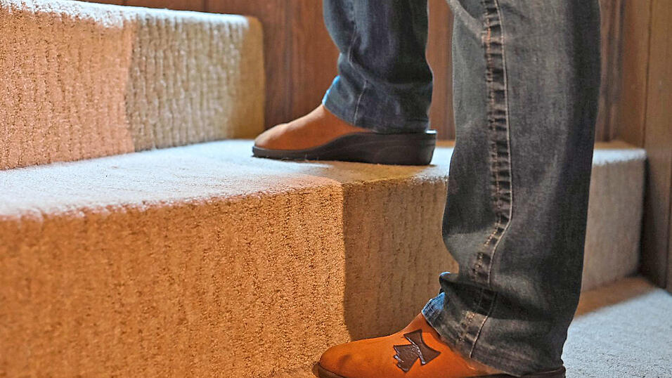 Wer nicht mehr sicher zu Fuß ist, für den kann die Treppe im Haus zur Barriere werden. Rechtzeitige Umbau- oder Anpassungsmaßnahmen können da Erleichterungen bringen.