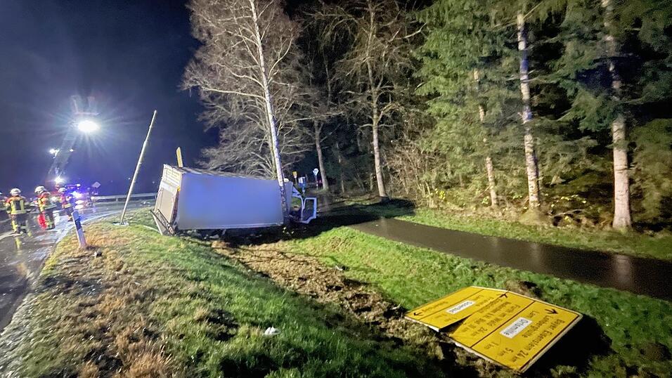 Der Firmenlastwagen rutschte aufgrund der Wucht des Aufpralles über die Böschung in Richtung Fahradweg. Der Firmenlastwagen rutschte aufgrund der Wucht des Aufpralles über die Böschung in Richtung Fahradweg.