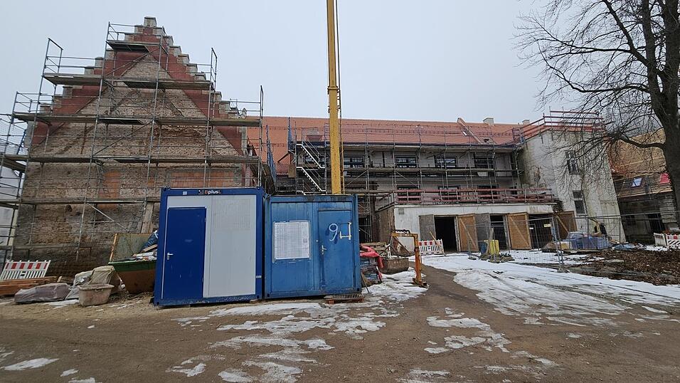 Im Innenhof des ehemaligen Schr&ouml;ttinger Br&auml;u soll einmal ein Biergarten entstehen. Insgesamt gehen die Arbeiten an dem Geb&auml;ude inzwischen gut voran, hie&szlig; es bei der Besichtigung.