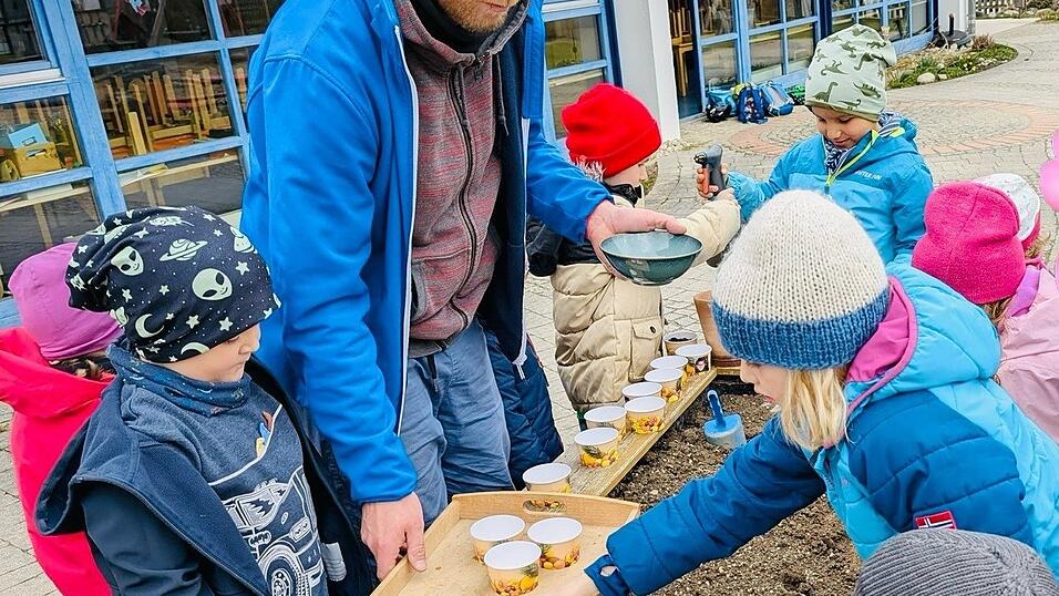 Voll normal: Alex Strieder und ein Teil der Rasselbande der Rappelkiste bei den „Gartenarbeiten“.