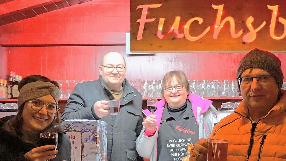 Die Besucher lassen sich den ersten Gl&uuml;hwein schmecken.