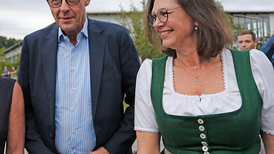 Schon 2023 gab es bei einem Wahlkampfauftritt des CSU-Kreisverbands Rosenheim-Land Sch&uuml;tzenhilfe. Friedrich Merz und Ilse Aigner kennen sich seit Jahren - und sind gut befreundet, sagt die CSU-Politikerin.