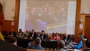 Statt vielen Worten lie&szlig; B&uuml;rgermeister Matthias Kohlmayer in der letzten Stadtratssitzung dieser Legislaturperiode Bilder aus den vergangenen sechs Jahren sprechen.