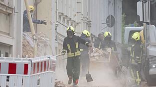 Einsatzkräfte suchen weiter nach dem dritten Vermissten, vor allem im hinteren Bereich der Trümmer. Einsatzkräfte suchen weiter nach dem dritten Vermissten, vor allem im hinteren Bereich der Trümmer.