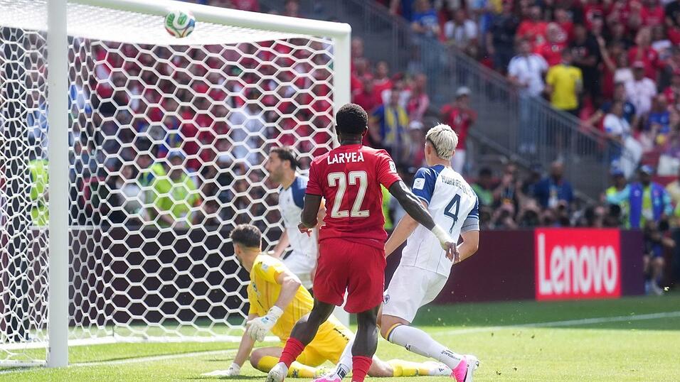 Bosniens Defensive hielt lange Stand. Bosniens Defensive hielt lange Stand.
