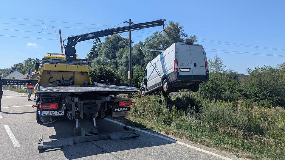 Ein Kleintransporter war aus bislang ungekl&auml;rter Ursache von der Fahrbahn abgekommen und im B&ouml;schungsbereich des angrenzenden Bahngleises zum Stillstand gekommen.