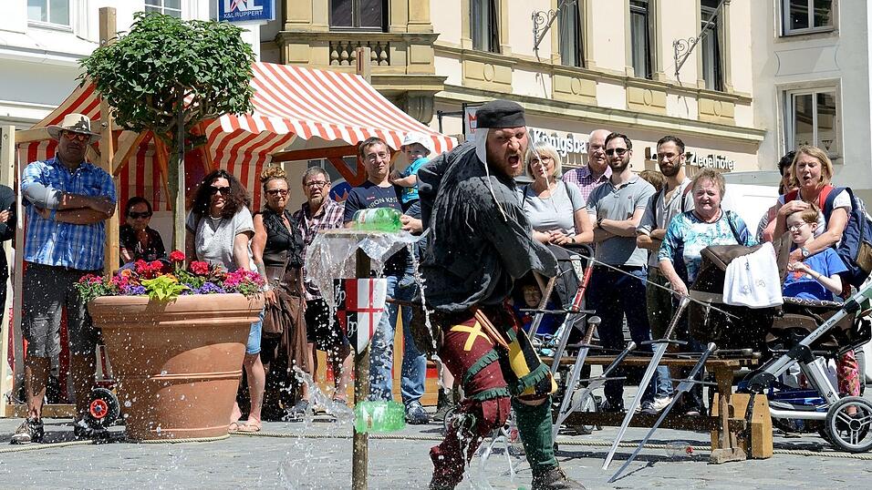 Mittelalter-Flair und super Stimmung: Die lange Einkaufsnacht 'Schlaflos' war gleichzeitig der Auftakt zum Mittelalter-Fest in Straubing. Mittelalter-Flair und super Stimmung: Die lange Einkaufsnacht 'Schlaflos' war gleichzeitig der Auftakt zum Mittelalter-Fest in Straubing.