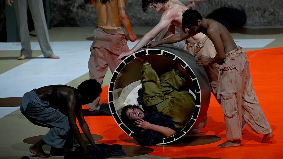 Die Inszenierung von 'Intolleranza 1960' in Salzburg Die Inszenierung von 'Intolleranza 1960' in Salzburg