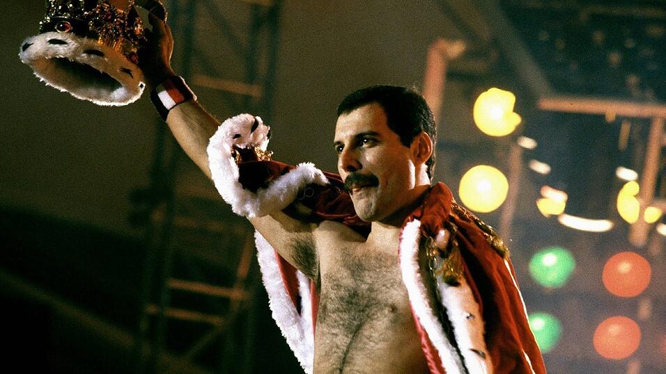 K&ouml;nig in Pose in den 80ern: Queen-S&auml;nger Freddie Mercury hebt die Krone zum Gru&szlig;.