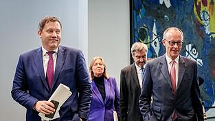 Die SPD-Chefs, Finanzminister Lars Klingbeil und Bundesarbeitsministerin Bärbel Bas sowie der bayerische Ministerpräsident und CSU-Chef Markus Söder und Bundeskanzler und CDU-Vorsitzender Friedrich Merz verlassen die Pressekonferenz nach dem Koalitionsausschuss im Bundeskanzleramt.