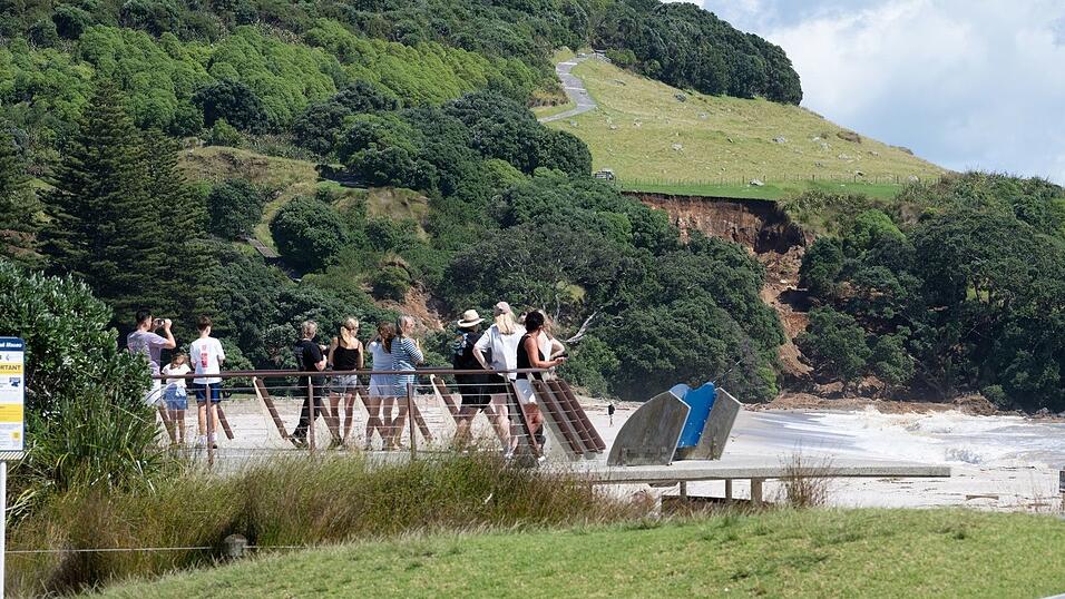 Die Einsatzteams suchen weiter unermüdlich nach Überlebenden. Die Einsatzteams suchen weiter unermüdlich nach Überlebenden.