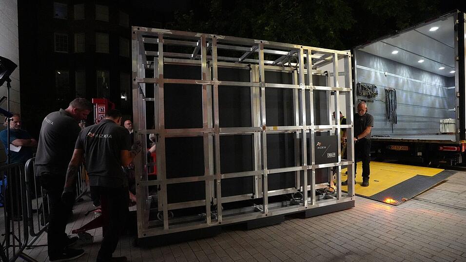 In einer Art Metallverkleidung wurde der fragile Teppich transportiert. In einer Art Metallverkleidung wurde der fragile Teppich transportiert.