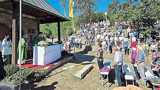 Bei schönem Spätsommerwetter genießen am Sonntag zahlreiche Wallfahrer neben Gebet und Gesang auch das besondere Naturambiente rund um die Wallfahrtskirche mit allen Sinnen. Bei schönem Spätsommerwetter genießen am Sonntag zahlreiche Wallfahrer neben Gebet und Gesang auch das besondere Naturambiente rund um die Wallfahrtskirche mit allen Sinnen.
