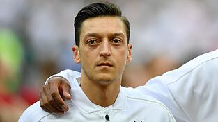 Zu den Kickern, die während der Gesangseinlage schweigen, gehört auch Mesut Özil (29) Zu den Kickern, die während der Gesangseinlage schweigen, gehört auch Mesut Özil (29)