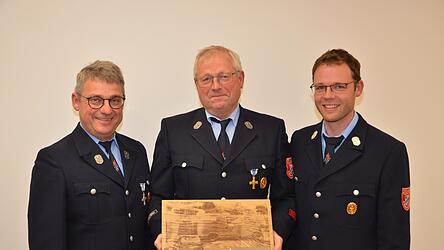 Vorstand Robert Zehetbauer und Kommandant Christian Maierbeck ehrten Anton Diewald f&uuml;r die langen Jahre als Vorsitzender (v.l.).