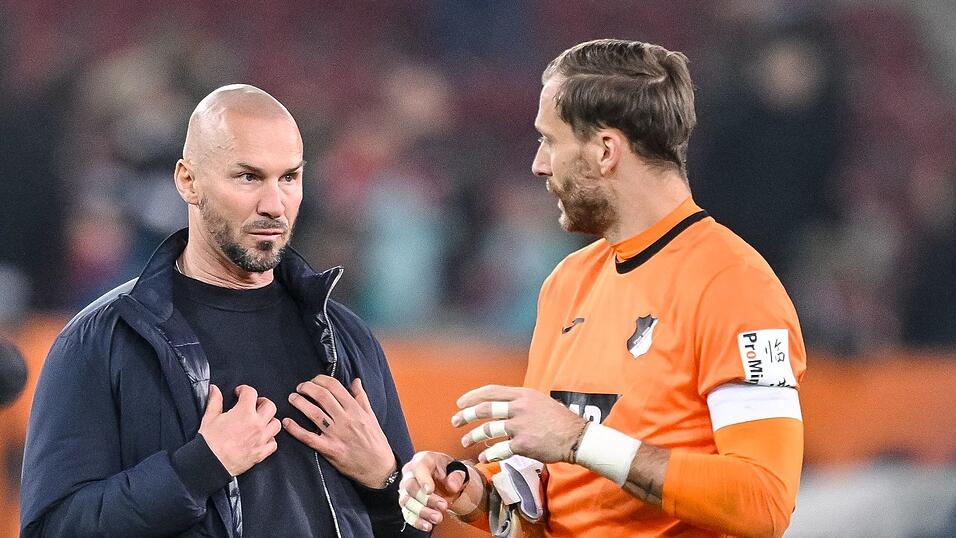 Redebedarf: Nationaltorwart Oliver Baumann (r) nach dem 2:2 in Augsburg.