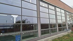 An mehreren Stellen gleicht die Fassade der Halle mittlerweile einem Flickenteppich. Die kaputten Fenster wurden provisorisch abgeklebt.
