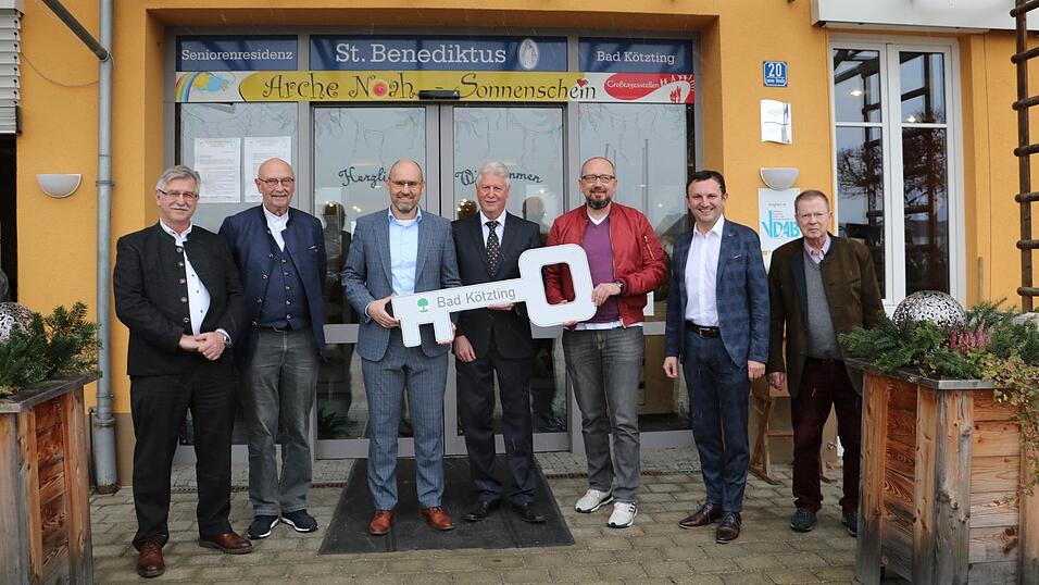 Freuen sich über die neue Zusammenarbeit: Karl Scholz und Werner Weiss von der ehemaligen Trägerschaft PWS Seniorenresidenz, Geschäftsführer der BayernCare Günther Marzog, Heimleitung Heinz Greger, Eigentümer der Auvictum-Gruppe Alexander Bart, Bürgermeister Markus Hofmann und Manfred Gundermann, ebenfalls Beirat der PWS Seniorenresidenz (v.l.). Freuen sich über die neue Zusammenarbeit: Karl Scholz und Werner Weiss von der ehemaligen Trägerschaft PWS Seniorenresidenz, Geschäftsführer der BayernCare Günther Marzog, Heimleitung Heinz Greger, Eigentümer der Auvictum-Gruppe Alexander Bart, Bürgermeister Markus Hofmann und Manfred Gundermann, ebenfalls Beirat der PWS Seniorenresidenz (v.l.).