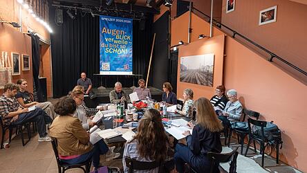 Intendant Sven Grunert (vorne, Mitte) will das Kleine Theater zum Wohlfühlort werden lassen.