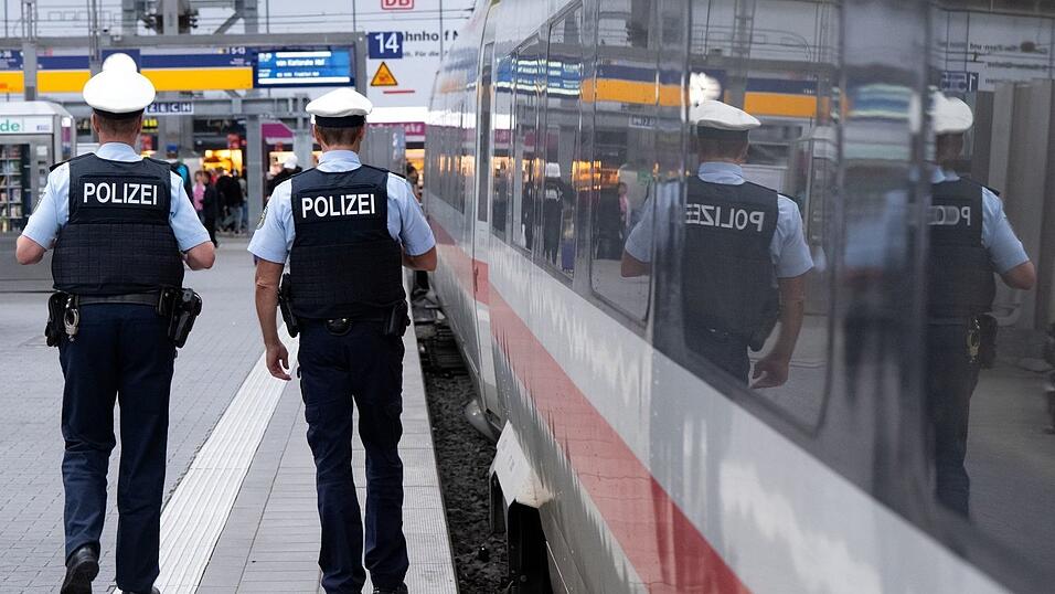 Rund 270 Beamtinnen und Beamten waren am Wochenende bei der Aktion unter anderem Münchner Hauptbahnhof im Einsatz. (Symbolbild) Rund 270 Beamtinnen und Beamten waren am Wochenende bei der Aktion unter anderem Münchner Hauptbahnhof im Einsatz. (Symbolbild)