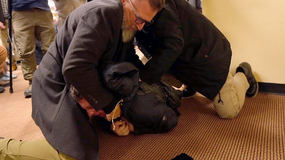 Sicherheitskräfte brachten den Angreifer schnell unter Kontrolle. Sicherheitskräfte brachten den Angreifer schnell unter Kontrolle.